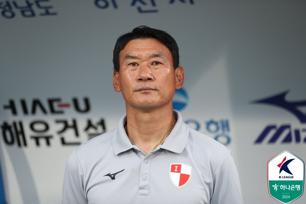 본문 이미지 -  조성환 부산 감독&#40;한국프로축구연맹 제공&#41;