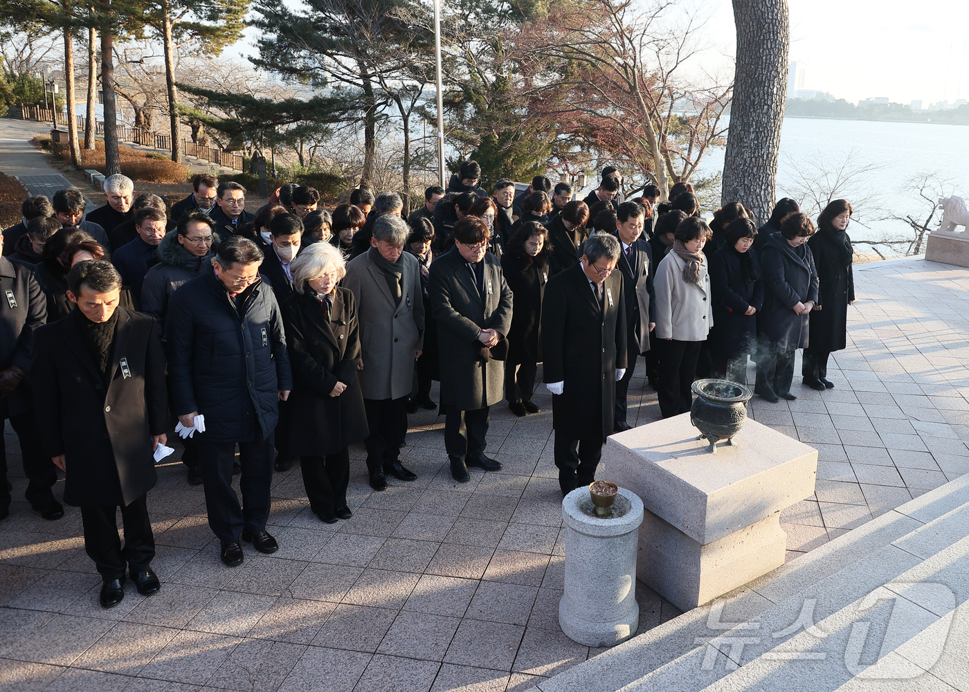 (강릉=뉴스1) 윤왕근 기자 = 김홍규 강릉시장과 간부 공무원들이 2일 오전 강릉 충혼탑 등에서 순국선열과 호국영령의 숭고한 넋을 기리고 무사안녕을 기원하기 위한 신년참배를 하고 …