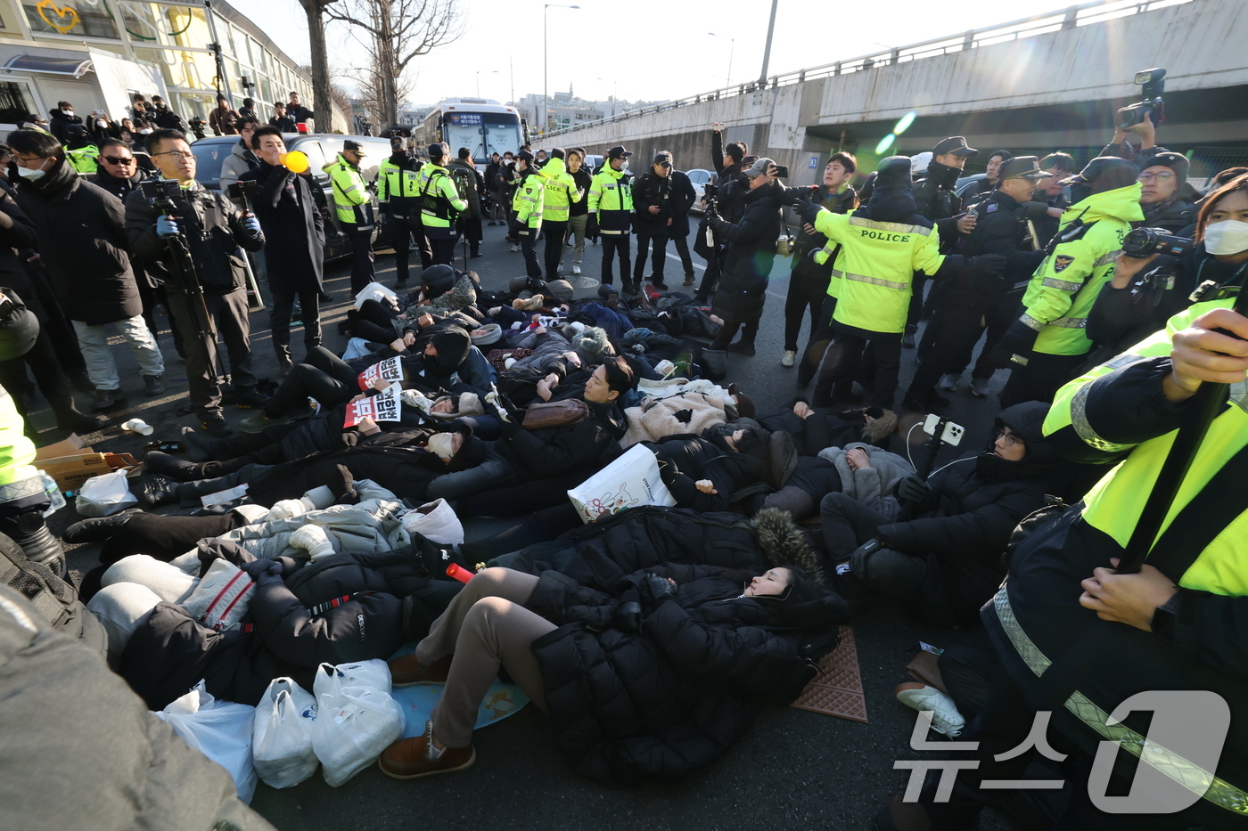 (서울=뉴스1) 박세연 기자 = 2일 서울 용산구 윤석열 대통령 관저 입구 앞에서 보수단체 회원 및 윤 대통령 지지자들이 농성 중 해산하라는 경찰 안내방송에 드러눕고 있다. 공수처 …