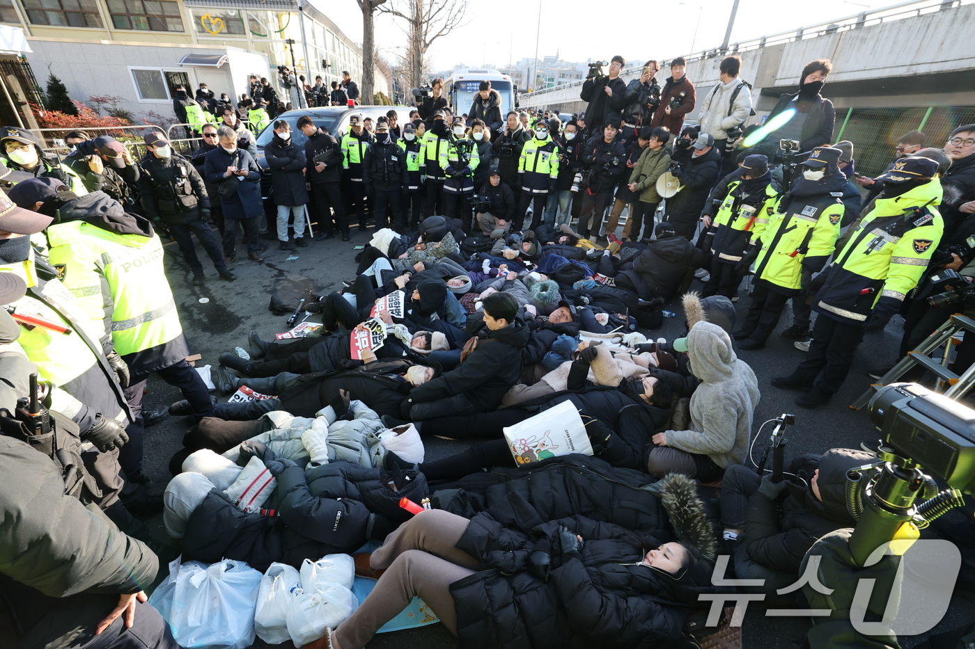 (서울=뉴스1) 박세연 기자 = 2일 서울 용산구 윤석열 대통령 관저 입구 앞에서 보수단체 회원 및 윤 대통령 지지자들이 농성 중 해산하라는 경찰 안내방송에 드러눕고 있다. 공수처 …