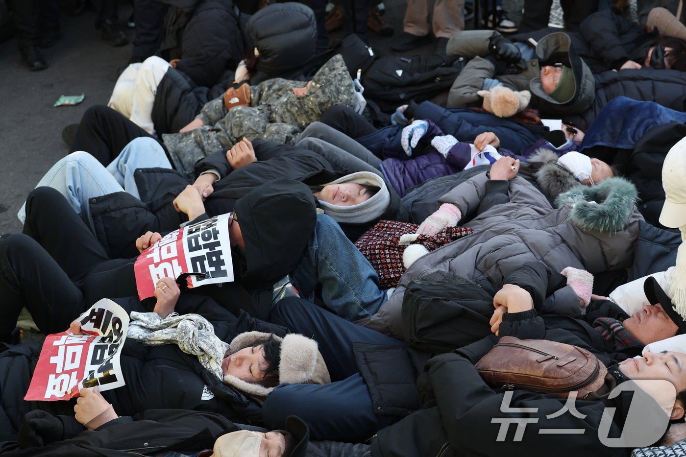 2일 서울 용산구 윤석열 대통령 관저 입구 앞에서 보수단체 회원 및 윤 대통령 지지자들이 농성 중 해산하라는 경찰 안내방송에 드러눕고 있다.  2025.1.2/뉴스1 ⓒ News1 박세연 기자