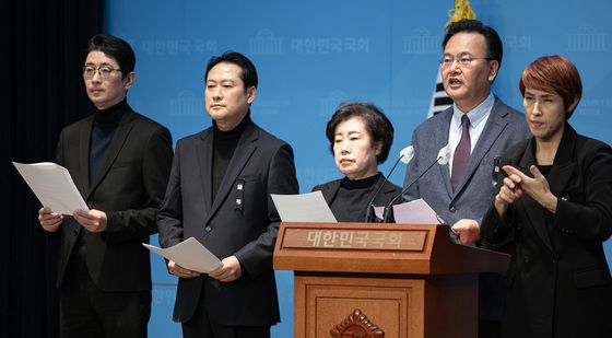 尹 체포영장 부당성 기자회견 하는 국힘 법사위원들