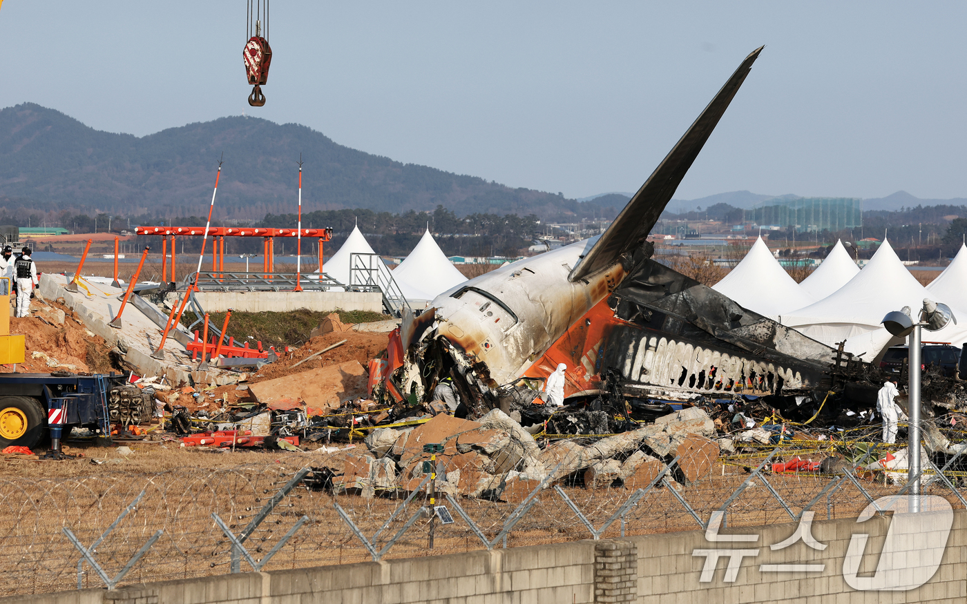 (무안=뉴스1) 오대일 기자 = 제주항공 여객기 참사 닷새째인 2일 오전 전남 무안국제공항 제주항공 여객기 참사 현장에 사고 여객기와 충돌로 부서진 로컬라이저(방위각 시설)의 잔해 …