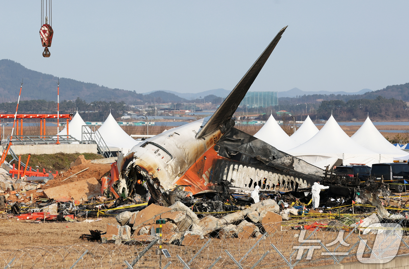 (무안=뉴스1) 오대일 기자 = 제주항공 여객기 참사 닷새째인 2일 오전 전남 무안국제공항 제주항공 여객기 참사 현장에 사고 여객기와 충돌로 부서진 로컬라이저(방위각 시설)의 잔해 …