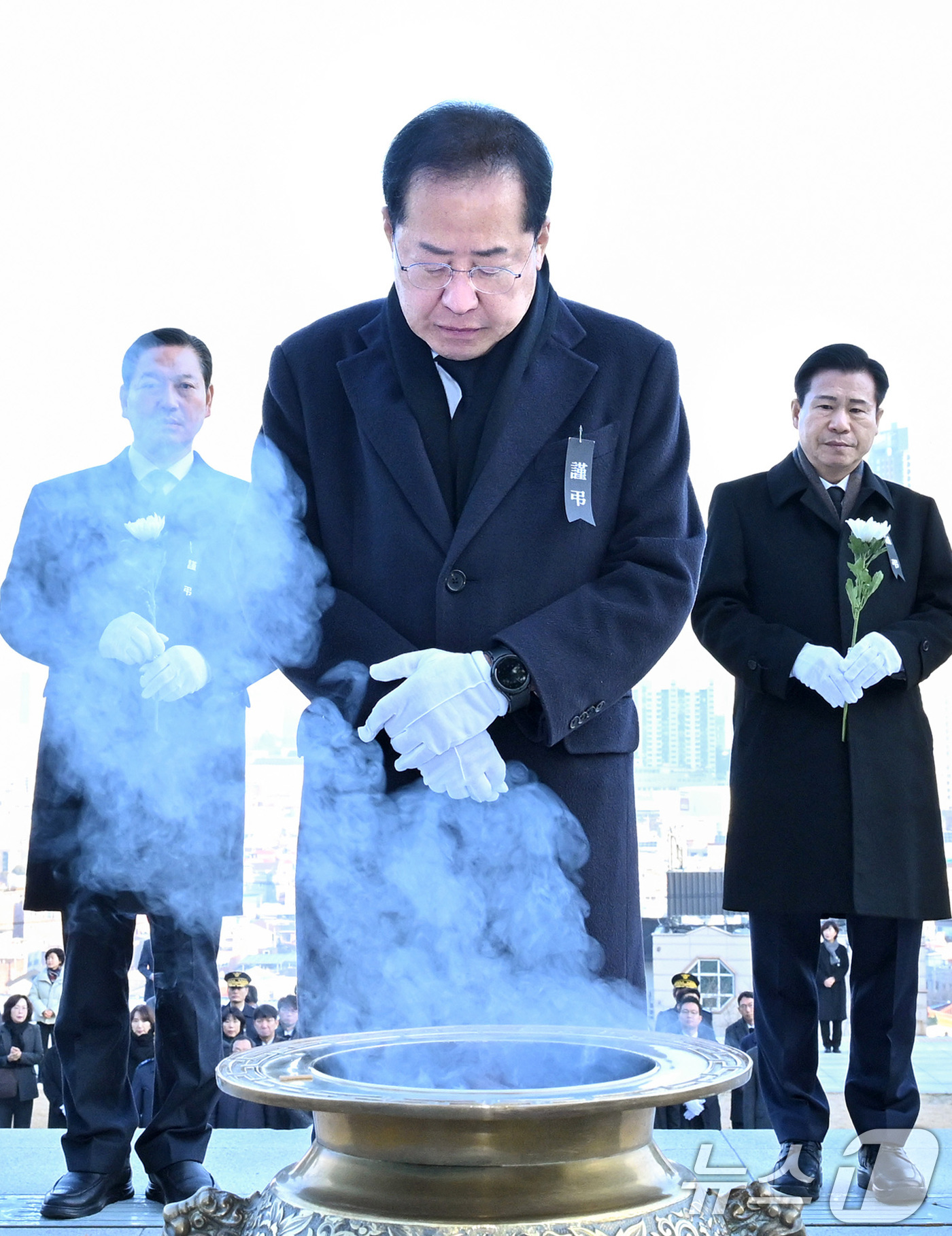 (대구=뉴스1) 공정식 기자 = 홍준표 대구시장이 2일 오전 대구 남구 앞산 충혼탑을 찾아 순국선열과 호국영령의 충의와 위훈을 기리는 신년 참배를 하고 있다. (대구시 제공) 20 …