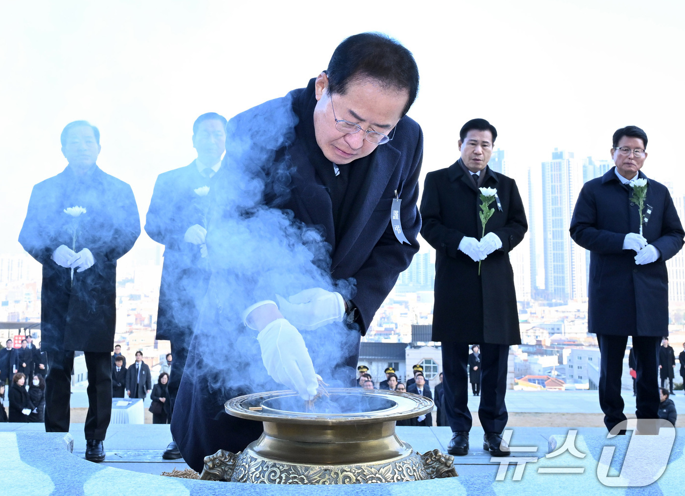 (대구=뉴스1) 공정식 기자 = 홍준표 대구시장이 2일 오전 대구 남구 앞산 충혼탑을 찾아 순국선열과 호국영령의 충의와 위훈을 기리는 신년 참배를 하고 있다. (대구시 제공) 20 …