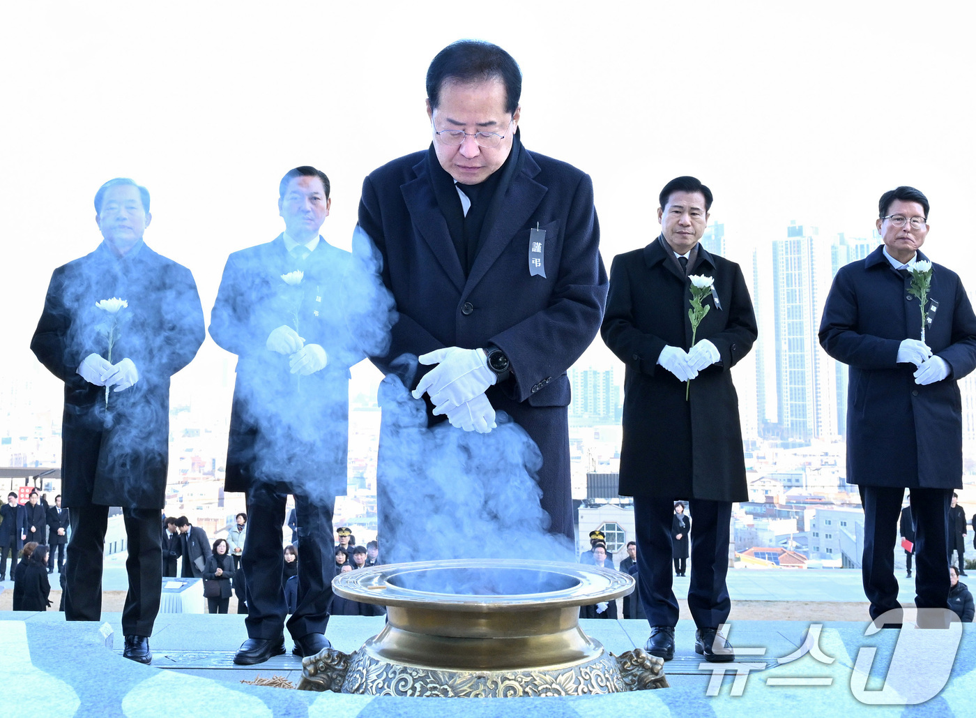 (대구=뉴스1) 공정식 기자 = 홍준표 대구시장이 2일 오전 대구 남구 앞산 충혼탑을 찾아 순국선열과 호국영령의 충의와 위훈을 기리는 신년 참배를 하고 있다. (대구시 제공) 20 …