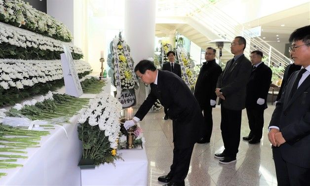 한전원자력연료 '여객기 참사' 대전시청 합동분향소 조문