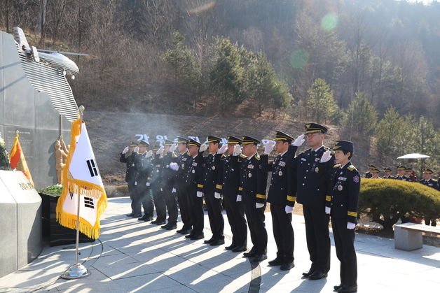 강원소방, 순직 소방공무원 추모식…"안전한 강원도 만드는 데 최선"