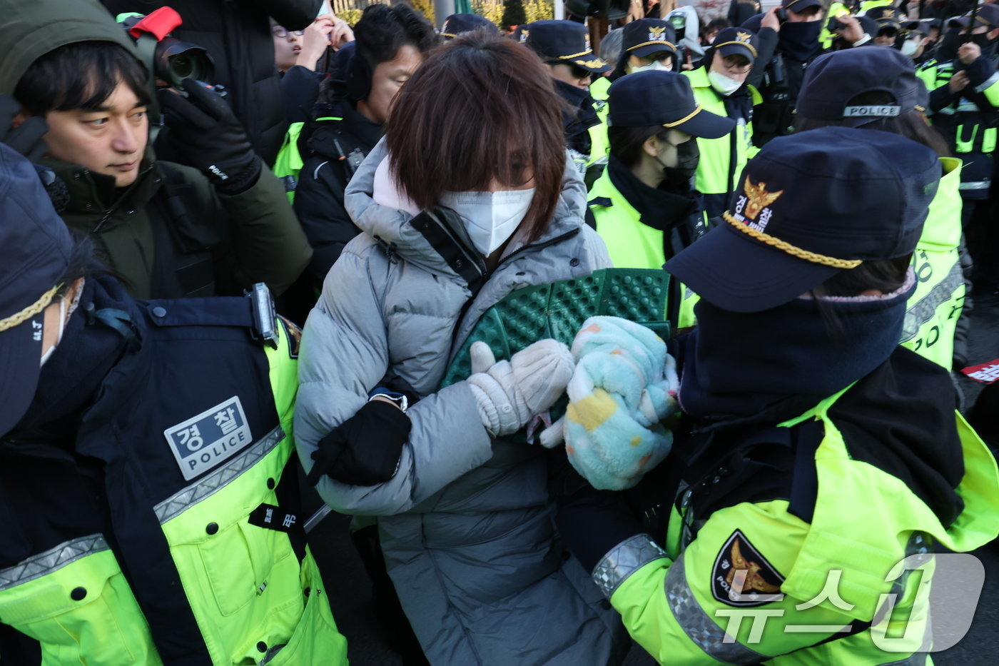 본문 이미지 - 2일 서울 용산구 윤석열 대통령 관저 입구 앞에서 경찰 병력이 농성중이던 보수단체 회원 및 윤 대통령 지지자들을 강제해산시키고 있다. 공수처는 '12·3 비상계엄 사태'로 내란 혐의를 받는 윤석열 대통령 체포영장을 유효기간인 6일 이내에 집행하겠다고 밝혔다. 2025.1.2/뉴스1 ⓒ News1 박세연 기자