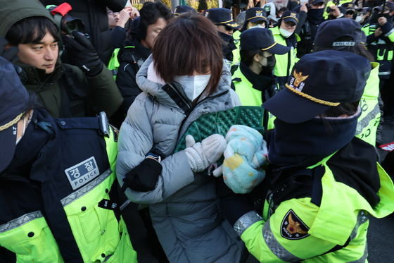 尹 관저 앞 저지 농성 강제 해산 완료…일부 현행범 체포(종합)