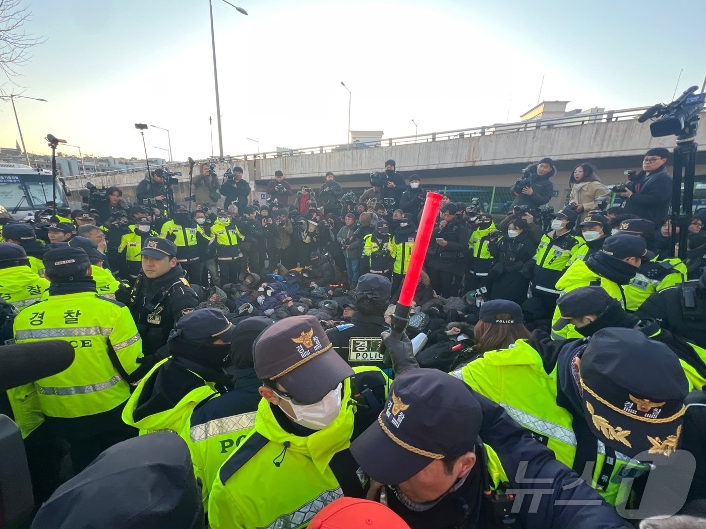 본문 이미지 - 2일 오후 4시38분쯤 서울 용산구 한남동 대통령 관저 정문 앞 보수 집회 참가자들이 도로에 누워 스크럼을 짜고 있다. 2025.1.2/뉴스1 ⓒ News1 김민재 기자