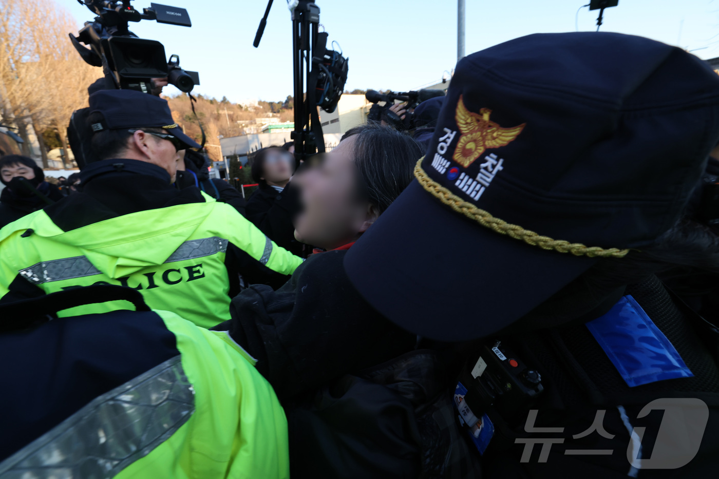 (서울=뉴스1) 박세연 기자 = 2일 서울 용산구 윤석열 대통령 관저 입구 앞에서 경찰 병력이 농성중이던 보수단체 회원 및 윤 대통령 지지자들을 강제해산 시키고 있다.공수처는 '1 …