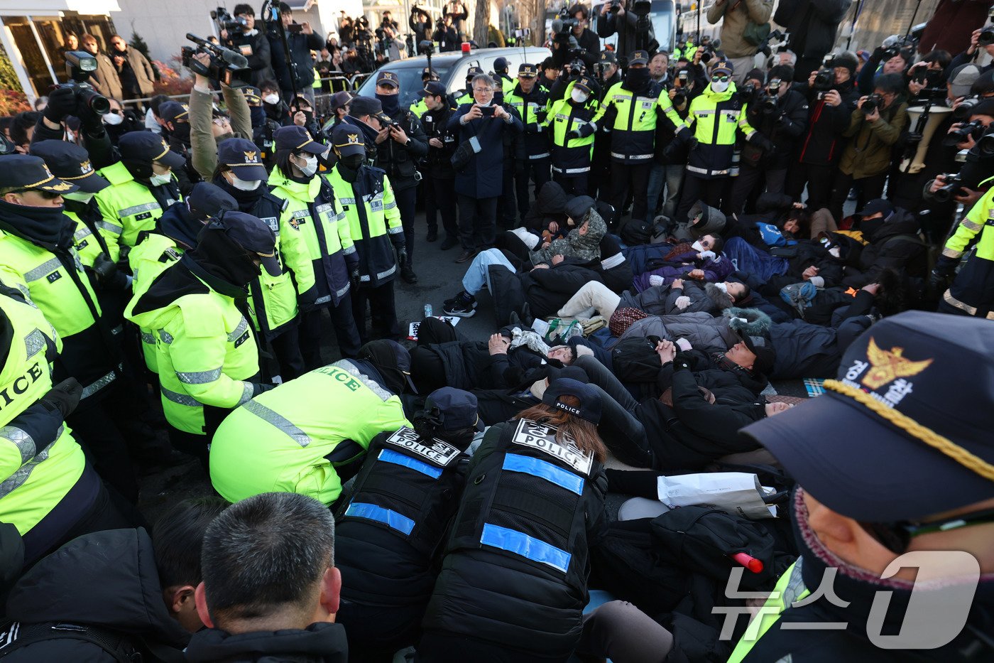본문 이미지 - 2일 서울 용산구 윤석열 대통령 관저 입구 앞에서 경찰 병력이 농성중이던 보수단체 회원 및 윤 대통령 지지자들을 강제해산 시키고 있다. 공수처는 '12·3 비상계엄 사태'로 내란 혐의를 받는 윤석열 대통령 체포영장을 유효기간인 6일 이내에 집행하겠다고 밝혔다. 2025.1.2/뉴스1 ⓒ News1 박세연 기자