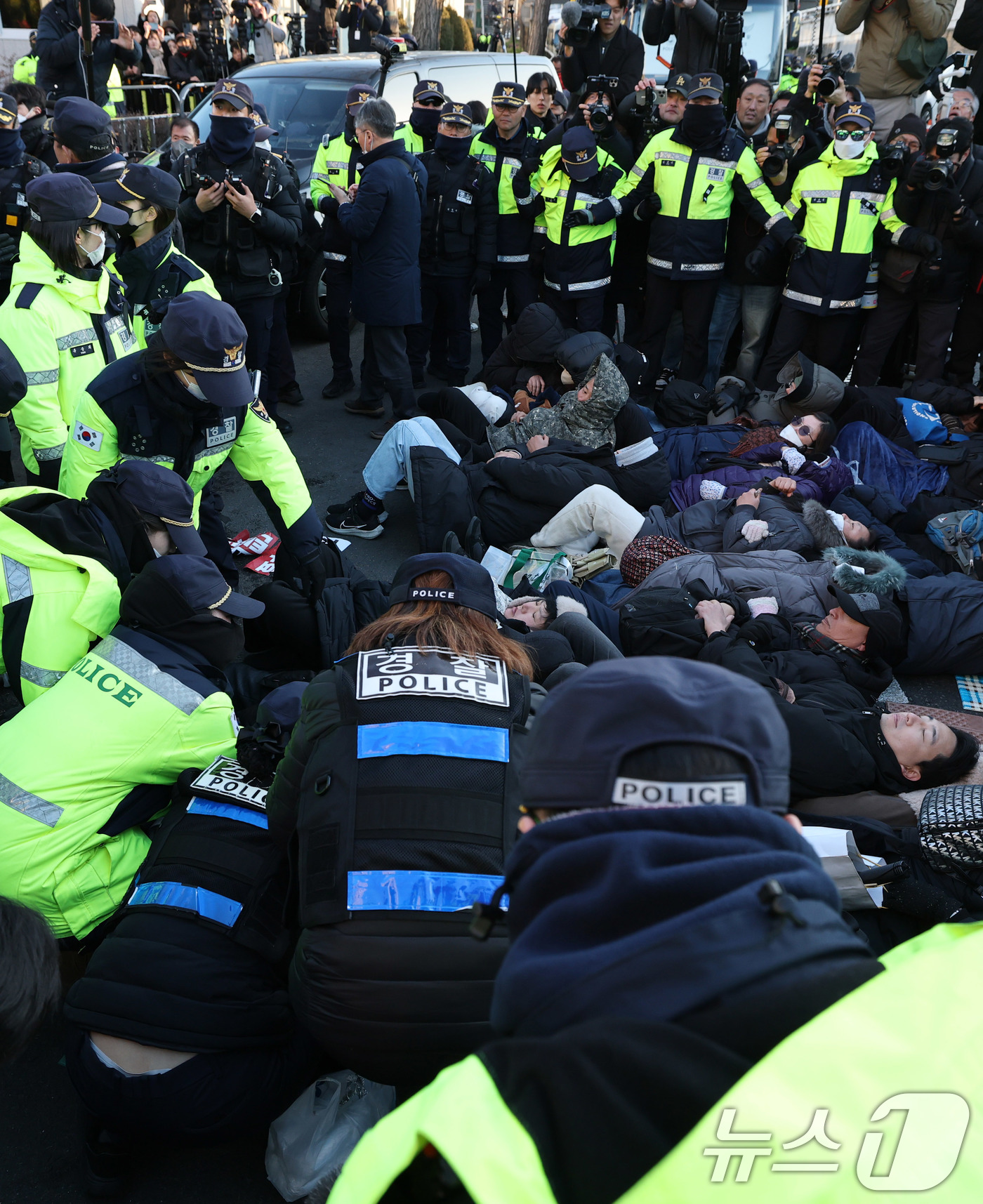 (서울=뉴스1) 박세연 기자 = 2일 서울 용산구 윤석열 대통령 관저 입구 앞에서 경찰 병력이 농성중이던 보수단체 회원 및 윤 대통령 지지자들을 강제해산 시키고 있다.공수처는 '1 …