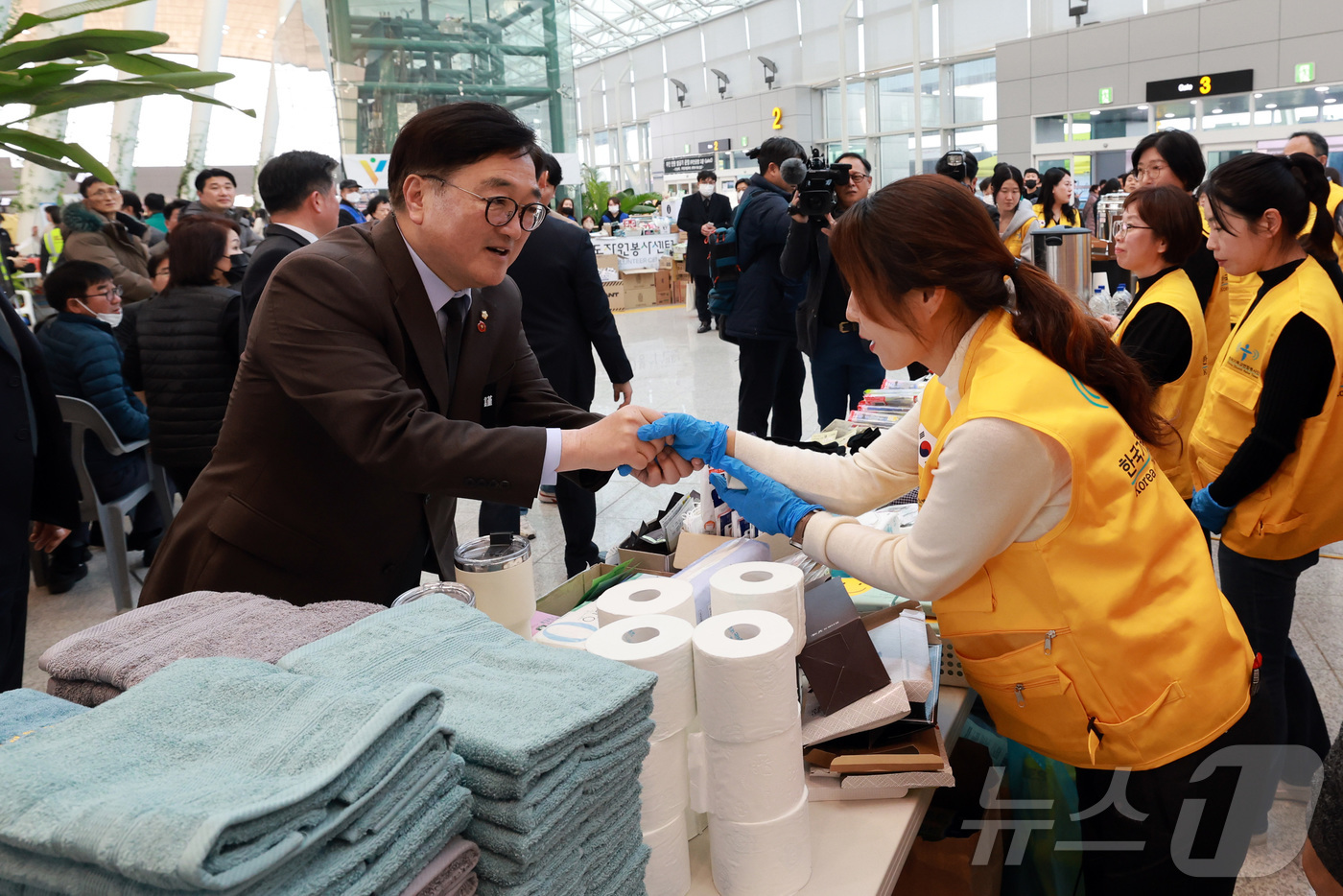 (무안=뉴스1) 오대일 기자 = 우원식 국회의장이 2일 오후 전남 무안국제공항에 마련된 '제주항공 여객기 참사 희생자 합동분향소'를 찾아 자원봉사자를 격려하고 있다. (공동취재) …