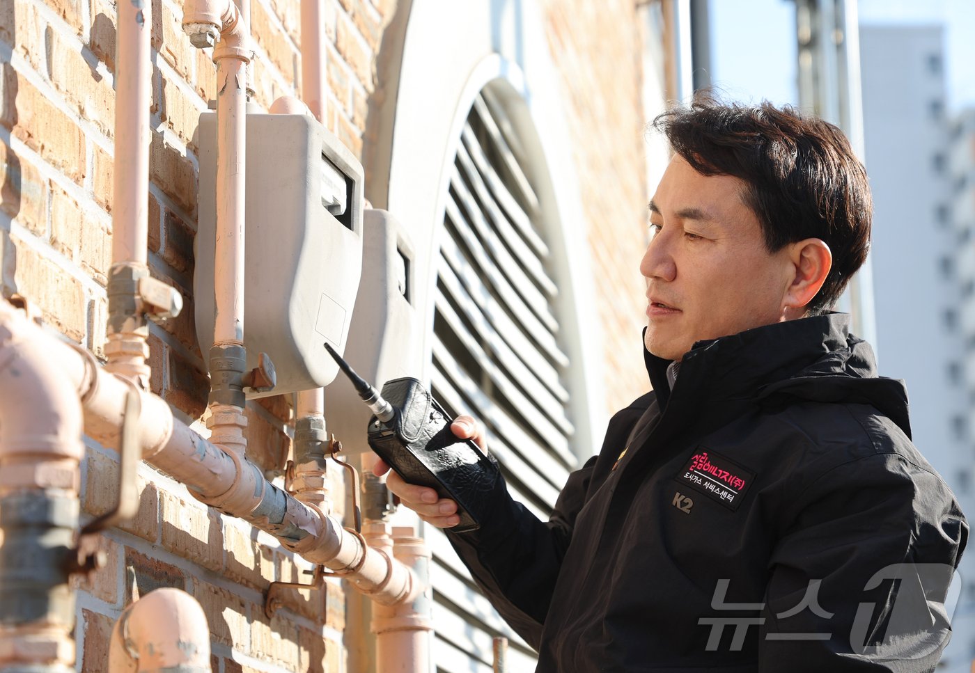 본문 이미지 - 김진태 강원도지사가 2일 춘천지역에서 올해 첫 ‘도민 속으로’의 일환으로 일일 가스 검침원으로 활동했다. 그는 이 자리에서 검침원들을 격려하고, 도시가스 안전 및 요금 체계에 대한 도민의 의견을 직접 청취했다.(강원도 제공) 2025.1.2/뉴스1