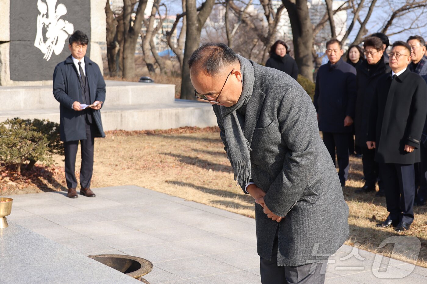 본문 이미지 - 탁동수 제31대 강원 양양부군수가 충혼탑을 참배하고 있다.&#40;양양군 제공&#41; 2025.1.2/뉴스1