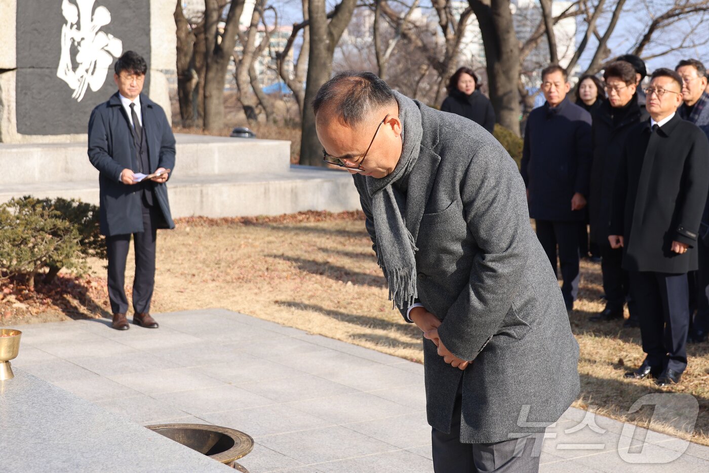 탁동수 제31대 강원 양양부군수가 충혼탑을 참배하고 있다.&#40;양양군 제공&#41; 2025.1.2/뉴스1