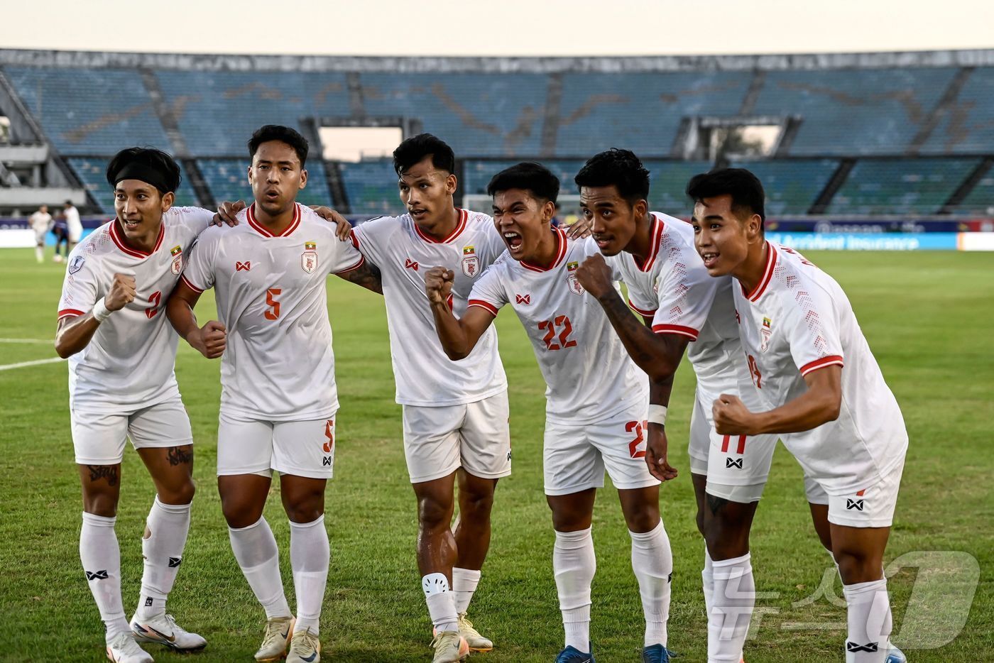 본문 이미지 - 기뻐하는 라오스 선수들ⓒ AFP=뉴스1