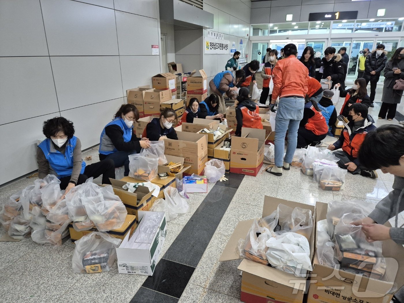 본문 이미지 - 유족들이 저녁 식사를 위해 봉투에 1인분씩 BBQ치킨, 치킨무 등 세트를 봉사자들이 분류하고 있다./이강 기자