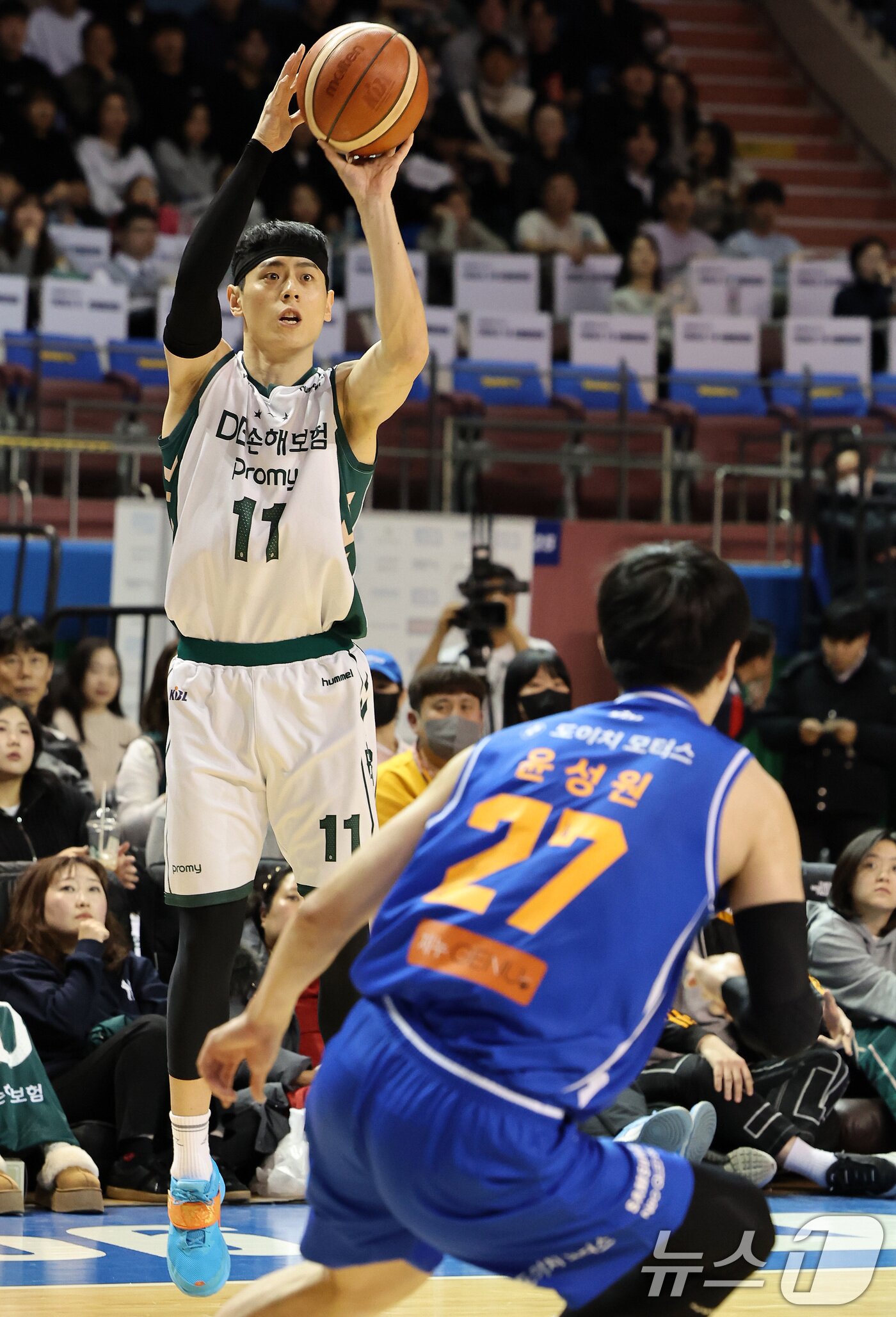 본문 이미지 - 2일 오후 서울 송파구 잠실 실내체육관에서 열린 KCC 프로농구 2024-2025 KBL 서울 삼성과 원주 DB의 경기 1쿼터에서 DB 이관희가 3점슛을 시도하고 있다. 2025.1.2/뉴스1 ⓒ News1 이동해 기자
