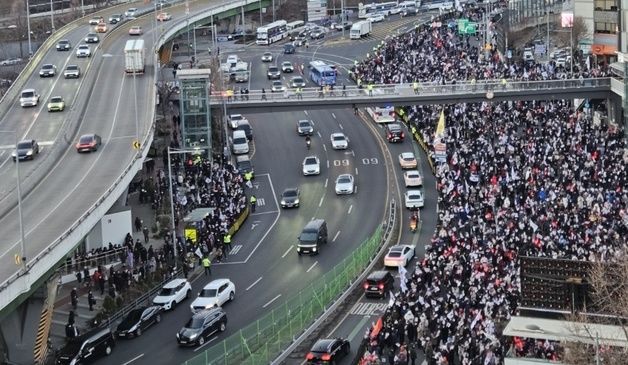 尹 체포영장 집행 임박…경찰력 2700여명 배치 긴장감 최고조(종합)