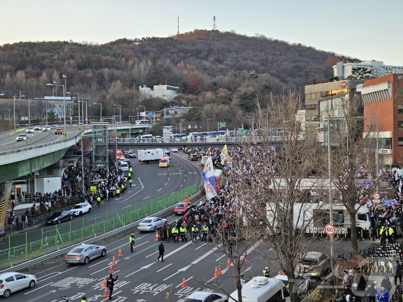 본문 이미지 - 2일 서울 용산구 한남동 대통령 관저 정문 인근이 지지자 집회로 교통정체를 빚고 있다. (독자제공) 2025.1.2/뉴스1