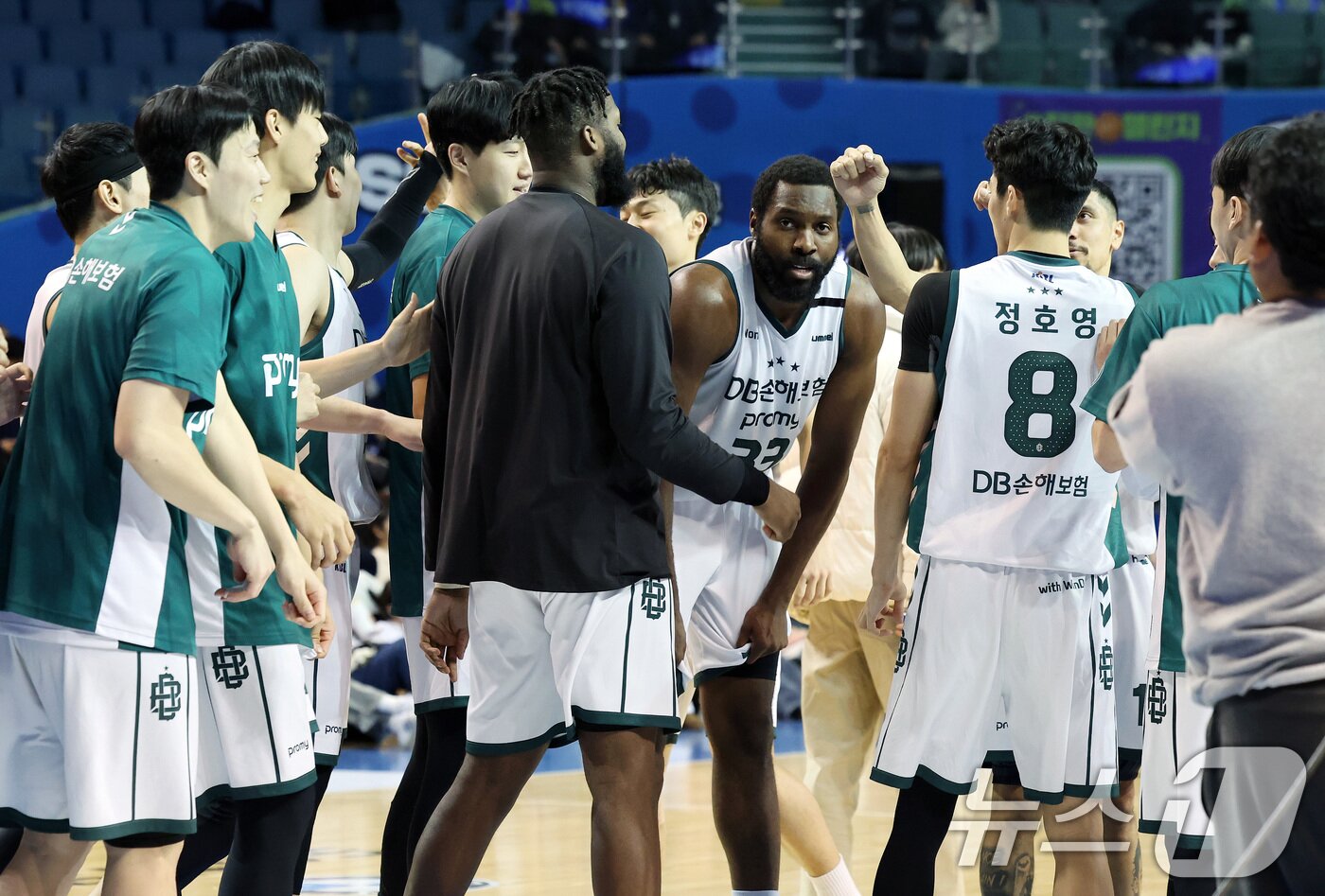 본문 이미지 - 2일 오후 서울 송파구 잠실 실내체육관에서 열린 KCC 프로농구 2024-2025 KBL 서울 삼성과 원주 DB의 경기에서 80대79 한 점차 역전 승리를 거둔 DB 오누아쿠를 비롯한 선수들이 기쁨을 함께 나누고 있다. 2025.1.2/뉴스1 ⓒ News1 이동해 기자
