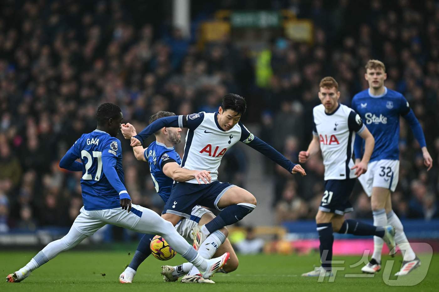 본문 이미지 - 토트넘 홋스퍼의 손흥민이 에버턴 수비수 사이를 돌파하고 있다. ⓒ AFP=뉴스1
