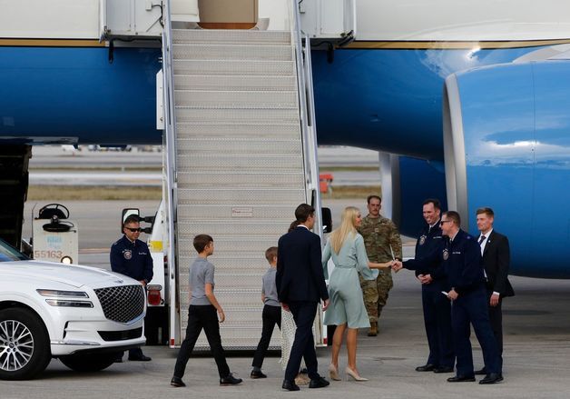 [포토] 美공군기 탑승하는 이방카 가족…옆엔 제네시스 GV80