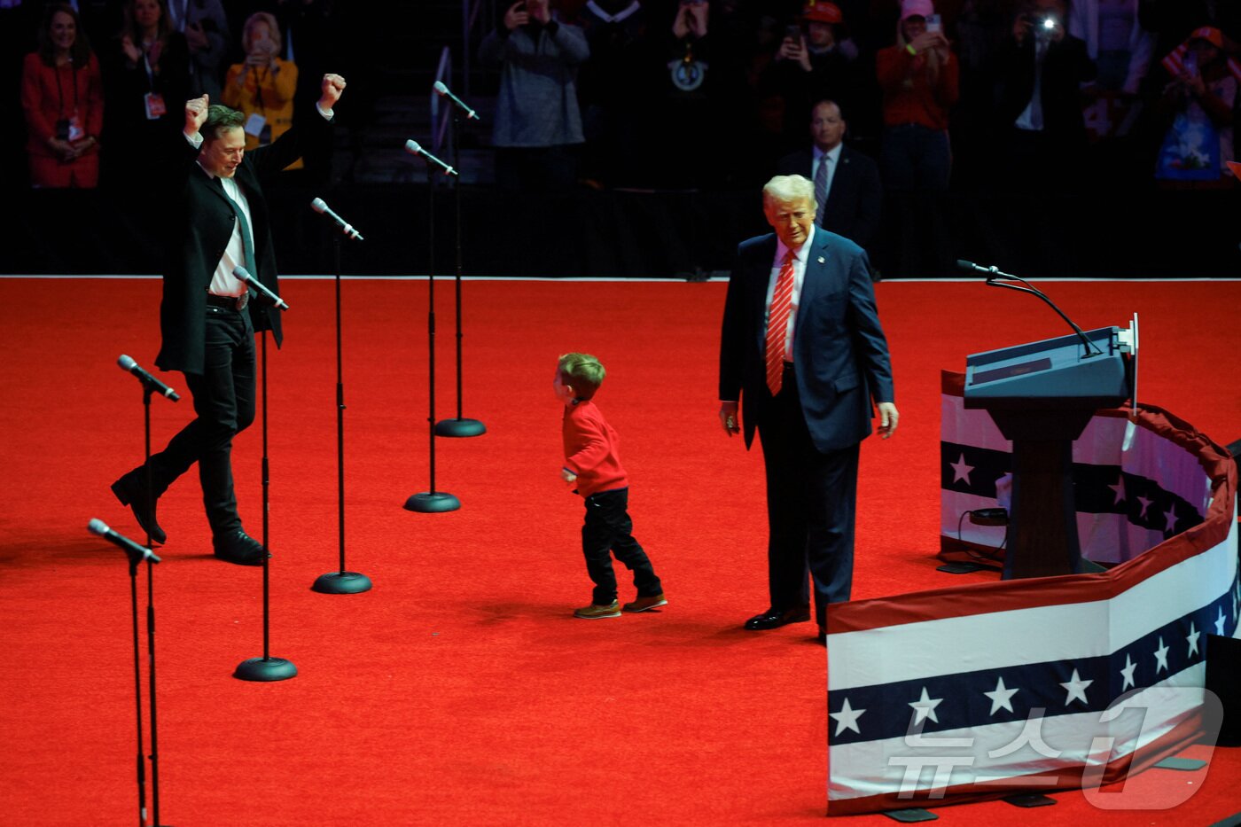 본문 이미지 - 19일&#40;현지시간&#41; 도널드 트럼프 미국 대통령 당선인과 그의 최측근인 일론 머스크 테슬라 최고경영자&#40;CEO&#41;, 그의 아들 &#39;엑스 애쉬 에이 트웰브&#39;가 워싱턴에서 열린 취임 전날 집회 무대 위에 오른 모습. 2025.01.19. ⓒ 로이터=뉴스1 ⓒ News1 김지완 기자