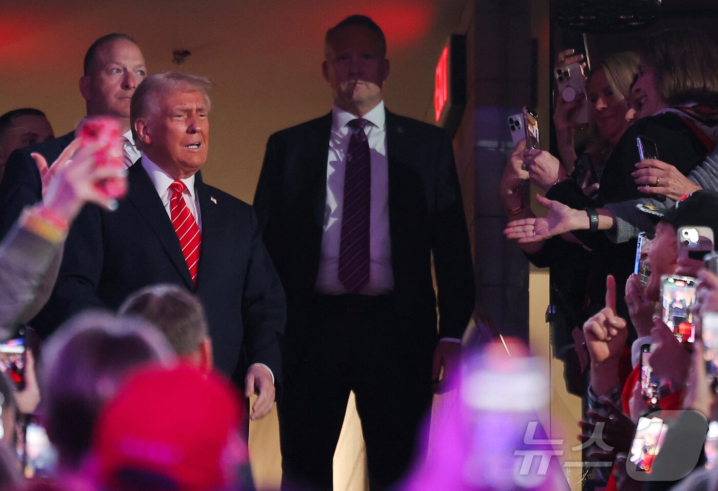 본문 이미지 - 도널드 트럼프 미국 대통령 당선인이 취임일을 하루 앞둔 19일(현지시간) 미 워싱턴DC에 위치한 실내 경기장 캐피털 원 아레나에서 '마가 승리 집회'에 참석하고 있다. 2025.1.19. ⓒ 로이터=뉴스1 ⓒ News1 조소영 기자