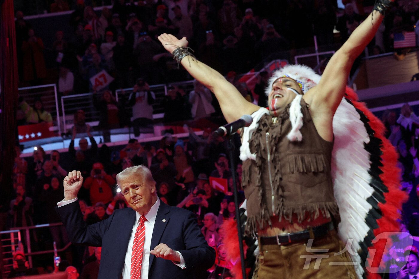 본문 이미지 - 19일&#40;현지시간&#41; 도널드 트럼프 미국 대통령 당선인이 워싱턴에서 열린 취임 전날 집회에서 애창곡인 YMCA 음악이 흘러나오는 가운데 디스코 그룹 &#39;빌리지 피플&#39;의 안무에 맞춰 춤을 추고 있다. 2025.01.19. ⓒ 로이터=뉴스1 ⓒ News1 김지완 기자