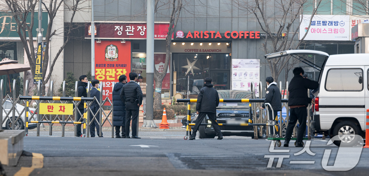 (서울=뉴스1) 이승배 기자 = 20일 오전 서울 마포구 서울서부지방법원에 윤석열 대통령 지지자들의 난입 사태로 인해 출입통제가 강화되고 있다.한편 윤석열 대통령의 구속영장 발부 …