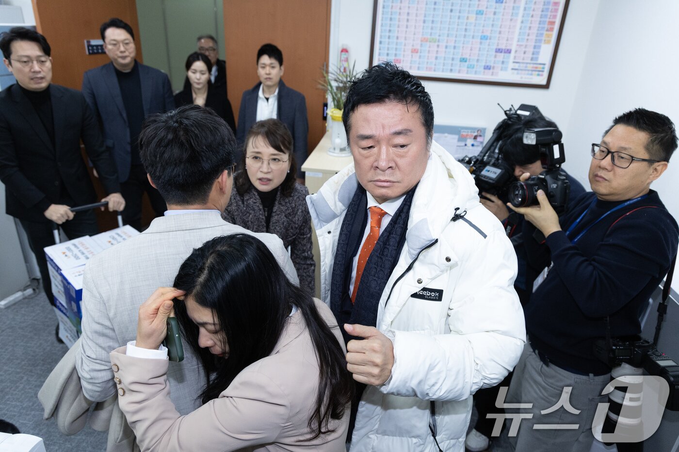 본문 이미지 - 김철근 개혁신당 전 사무총장을 비롯한 관계자들이 20일 오전 서울 여의도 국회에서 열린 최고위원회의에 당원소환 요청서를 가지고 들어가는 과정에서 마찰을 빚고 있다. 2025.1.20/뉴스1 ⓒ News1 이재명 기자