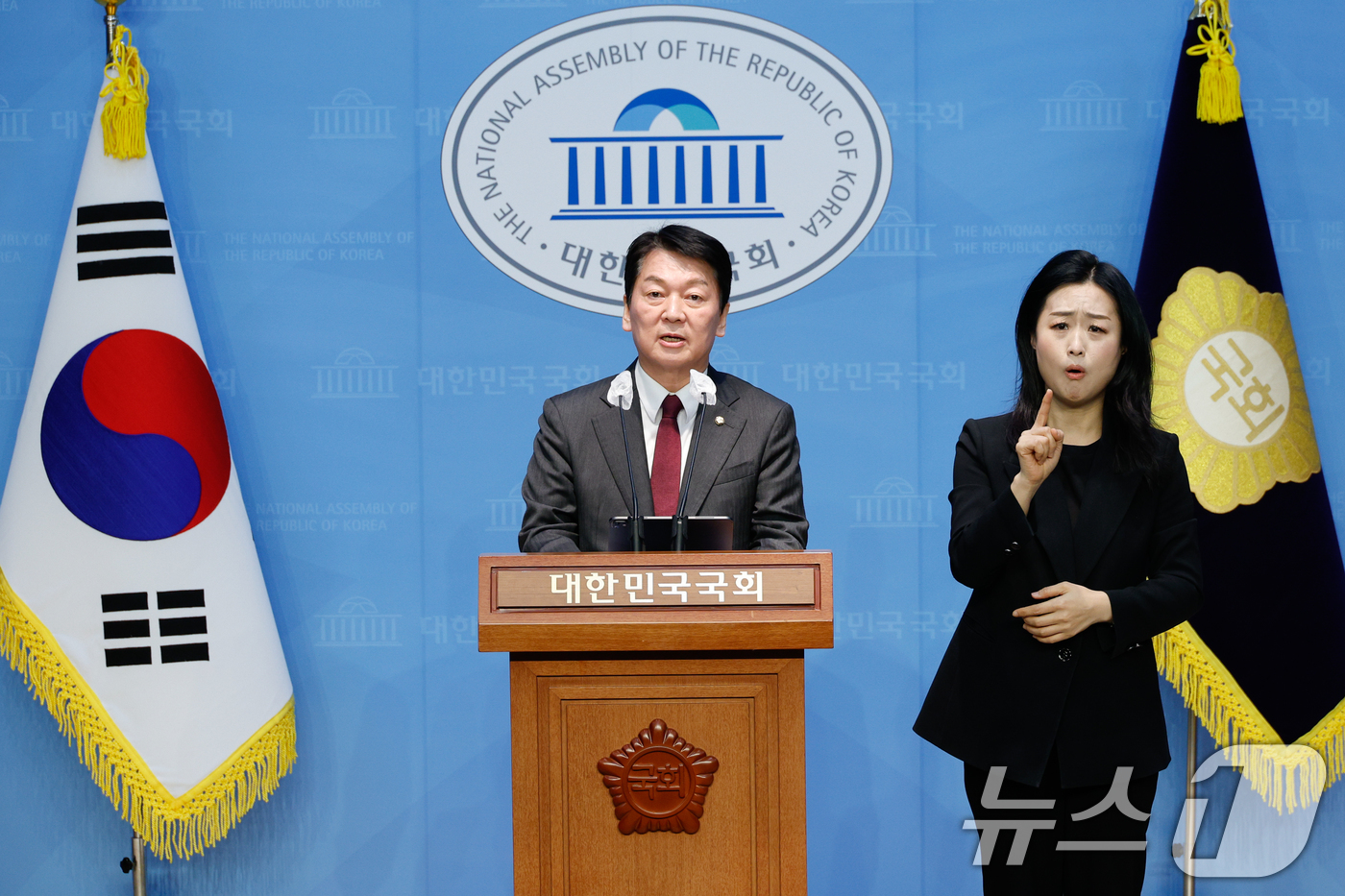 (서울=뉴스1) 안은나 기자 = 안철수 국민의힘 의원이 20일 서울 여의도 국회 소통관에서 현안 관련 기자회견을 하고 있다. 이재명 더불어민주당 대표의 공직선거법 재판 관련 633 …