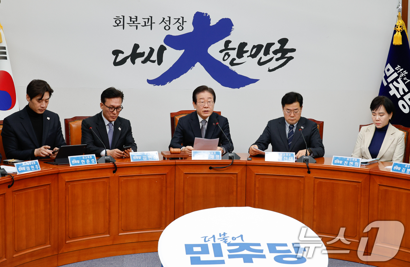 (서울=뉴스1) 안은나 기자 = 이재명 더불어민주당 대표가 20일 오전 서울 여의도 국회에서 열린 최고위원회의에 참석해 모두 발언하고 있다. 2025.1.20/뉴스1