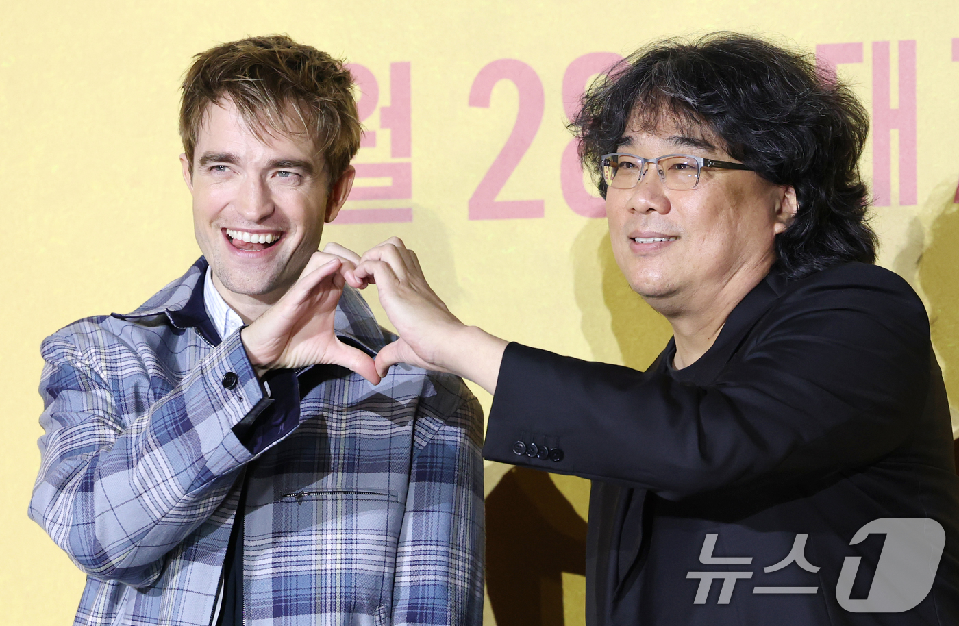 (서울=뉴스1) 권현진 기자 = 배우 로버트 패틴슨과 봉준호 감독(오른쪽)이 20일 서울 용산구 CGV 용산아이파크몰에서 열린 영화 '미키17'(감독 봉준호) 내한 기자간담회에 참 …