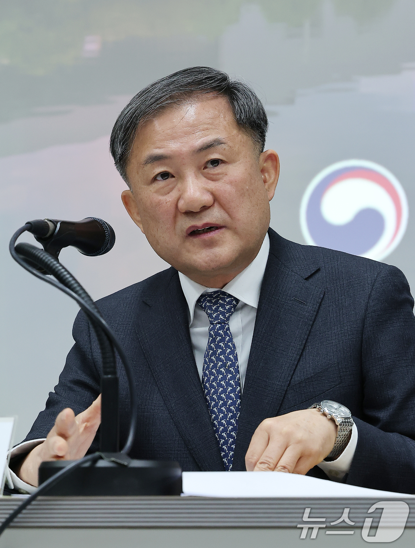 (서울=뉴스1) 김진환 기자 = 김재홍 국립중앙박물관장(왼쪽 세 번째)이 20일 오전 서울 용산구 국립중앙박물관 교육관에서 열린 2025년 신년기자간담회에서 취재진 질문에 답변하고 …