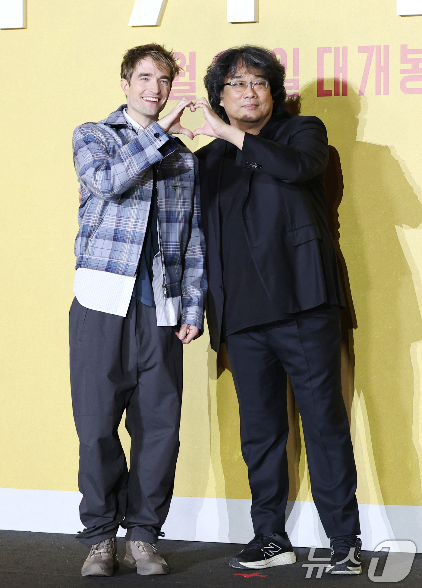 (서울=뉴스1) 권현진 기자 = 배우 로버트 패틴슨과 봉준호 감독(오른쪽)이 20일 서울 용산구 CGV 용산아이파크몰에서 열린 영화 '미키17'(감독 봉준호) 내한 기자간담회에 참 …