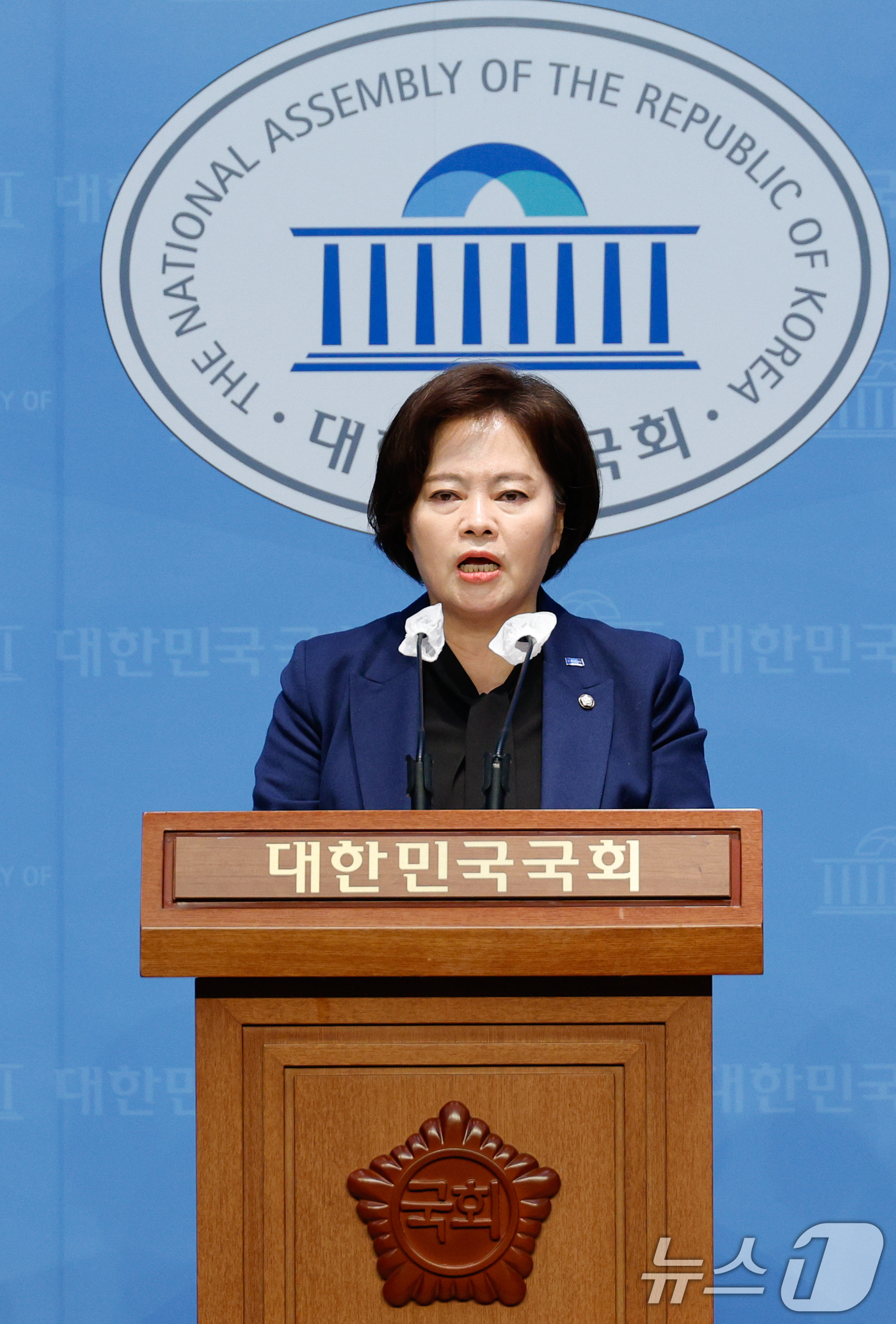 (서울=뉴스1) 안은나 기자 = 정춘생 조국혁신당 원내수석부대표가 20일 서울 여의도 국회 소통관에서 대통령 등 경호대상이 구금 상태에 있는 경우 경호대상에서 제외하도록 규정한 ' …