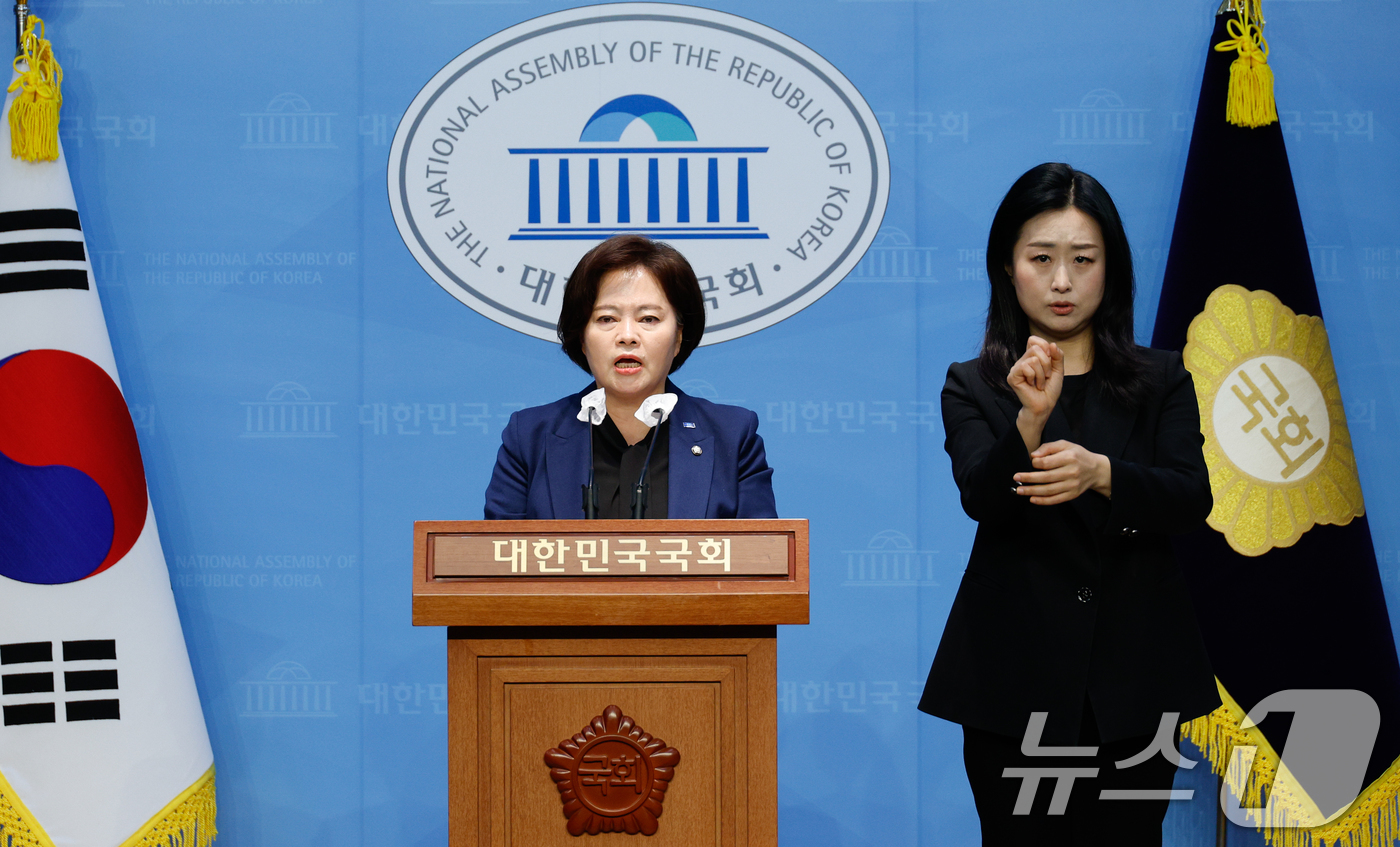 (서울=뉴스1) 안은나 기자 = 정춘생 조국혁신당 원내수석부대표가 20일 서울 여의도 국회 소통관에서 대통령 등 경호대상이 구금 상태에 있는 경우 경호대상에서 제외하도록 규정한 ' …