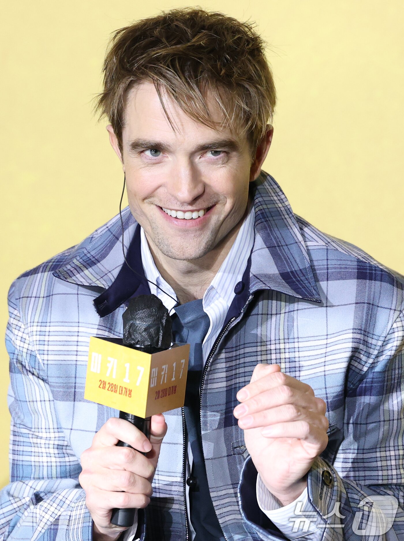 본문 이미지 - 배우 로버트 패틴슨이 20일 서울 용산구 CGV 용산아이파크몰에서 열린 영화 '미키17'(감독 봉준호) 내한 기자간담회에 참석해 봉감독과의 작업에 대해 이야기 하고 있다. '미키17'은 위험한 일에 투입되는 소모품(익스펜더블)으로, 죽으면 다시 프린트되는 ‘미키’(로버트 패틴슨 분)가 17번째 죽음의 위기를 겪던 중, 그가 죽은 줄 알고 '미키 18'이 프린트되면서 벌어지는 예측불허의 이야기를 그린 작품이다. 2025.1.20/뉴스1 ⓒ News1 권현진 기자