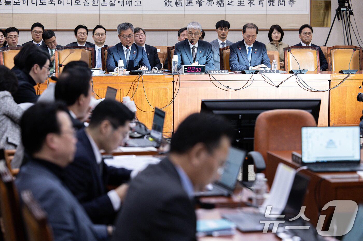 본문 이미지 - 천대엽 법원행정처 처장이 20일 오전 서울 여의도 국회에서 열린 제421회 국회(임시회) 법제사법위원회(법사위) 제2차 전체회의에서 서울서부지방법원 소요사태 관련 보고를 하고 있다. 2025.1.20/뉴스1 ⓒ News1 이재명 기자