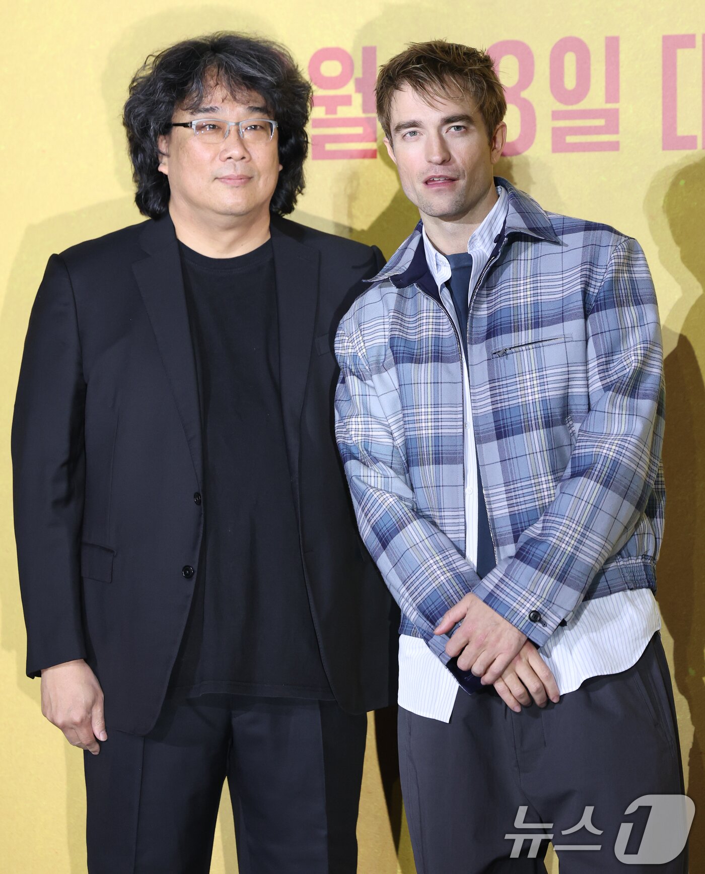 본문 이미지 - 봉준호 감독(왼쪽)과 배우 로버트 패틴슨이 20일 서울 용산구 CGV 용산아이파크몰에서 열린 영화 '미키17' 내한 기자간담회에 참석해 포즈를 취하고 있다. '미키17'은 위험한 일에 투입되는 소모품(익스펜더블)으로, 죽으면 다시 프린트되는 ‘미키’(로버트 패틴슨 분)가 17번째 죽음의 위기를 겪던 중, 그가 죽은 줄 알고 '미키 18'이 프린트되면서 벌어지는 예측불허의 이야기를 그린 작품이다. 2025.1.20/뉴스1 ⓒ News1 권현진 기자