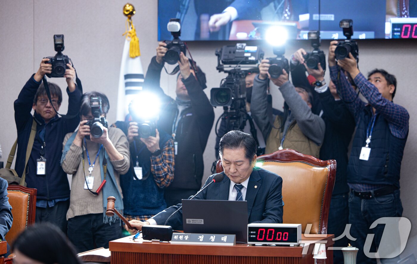 본문 이미지 - 정청래 국회 법제사법위원회 위원장이 20일 오전 서울 여의도 국회에서 열린 법사위 제2차 전체회의에서 의사봉을 두드리고 있다. 이날 위원회는 서울서부지방법원 소요사태 관련 긴급현안질의를 진행한다. 2025.1.20/뉴스1 ⓒ News1 이재명 기자