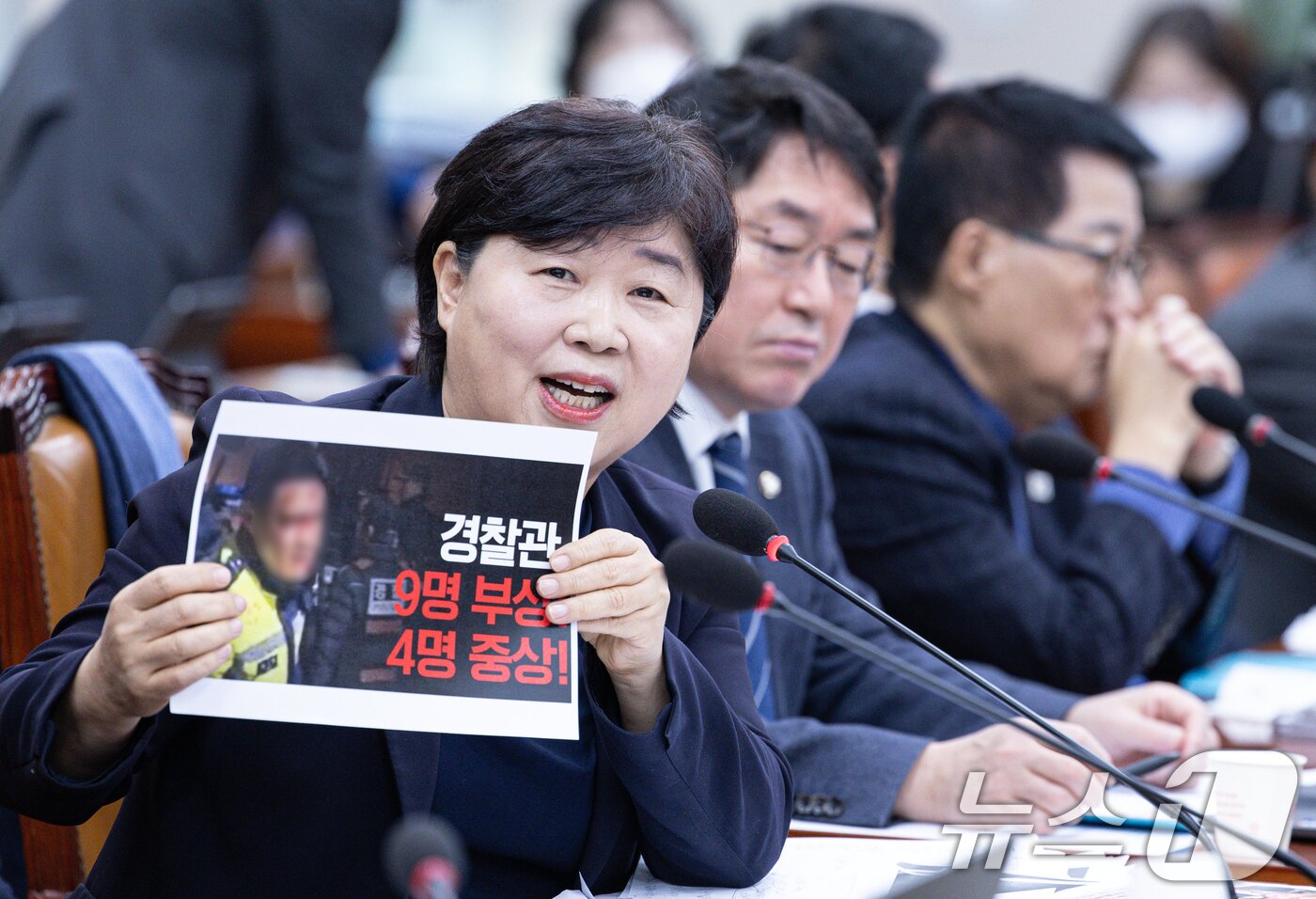 본문 이미지 - 서영교 더불어민주당 의원이 20일 오전 서울 여의도 국회에서 열린 제421회 국회(임시회) 법제사법위원회(법사위) 제2차 전체회의에서 배형원 법원행정처 차장에게 서울서부지방법원 소요사태 관련 질의를 하고 있다. 2025.1.20/뉴스1 ⓒ News1 이재명 기자