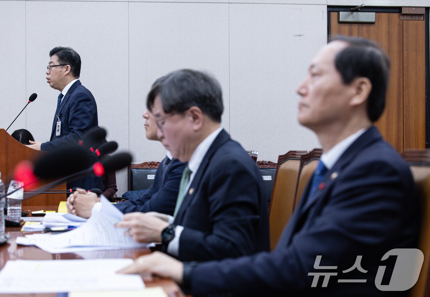 본문 이미지 - 신용해 법무부 교정본부장이 20일 오전 서울 여의도 국회에서 열린 법제사법위원회 전체회의에서 정청래 위원장의 질의에 답하고 있다. 2025.1.20/뉴스1 ⓒ News1 이재명 기자