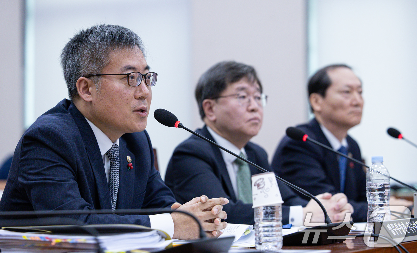 (서울=뉴스1) 이재명 기자 = 김석우 법무부장관 직무대행이 20일 오전 서울 여의도 국회에서 열린 제421회 국회(임시회) 법제사법위원회(법사위) 제2차 전체회의에서 서울서부지방 …